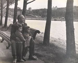 Alexei Sârcea cu fiii la Lacul Comsomolist (Lacul Valea Morilor)