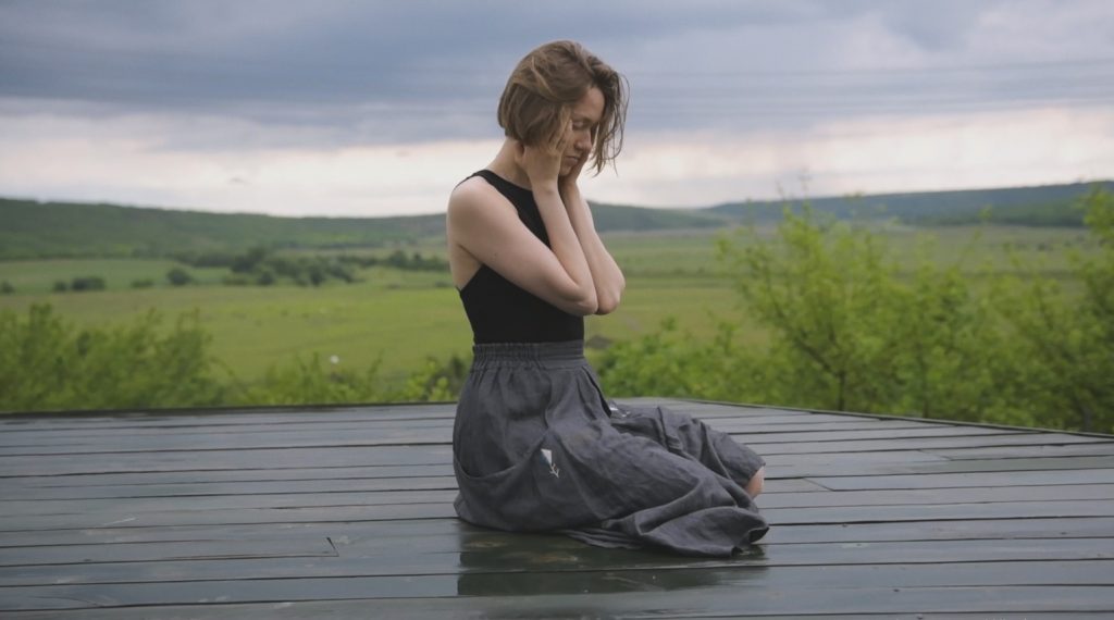 Captură din video Nadya Izosimova, de Sasha Nikitin, 2020.